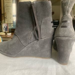 Tom’s Wedge Booties Gray Suede Women’s size 8
